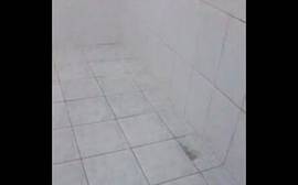 Desabotoando a blusa da irmã pra da uma foda