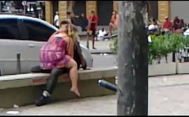 Trepando no banco de uma praça pública