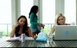 Pornô de lindas lésibcas safadas se pegando com vontade no meio da sala