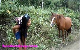 Sexo pop moreninha flagrada mijando de buceta aberta no interior