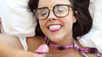 Nerd vagabunda com sorriso encantador fodeu a bucetinha e tomou gozadas dentro da boca
