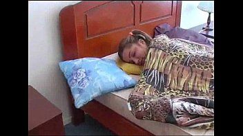 Pai acordou a filha jovem para dar aquela trepada de costume