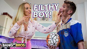 Coroa deliciosa de xota carnuda ensinando o filho a foder sua buceta melada de gozo